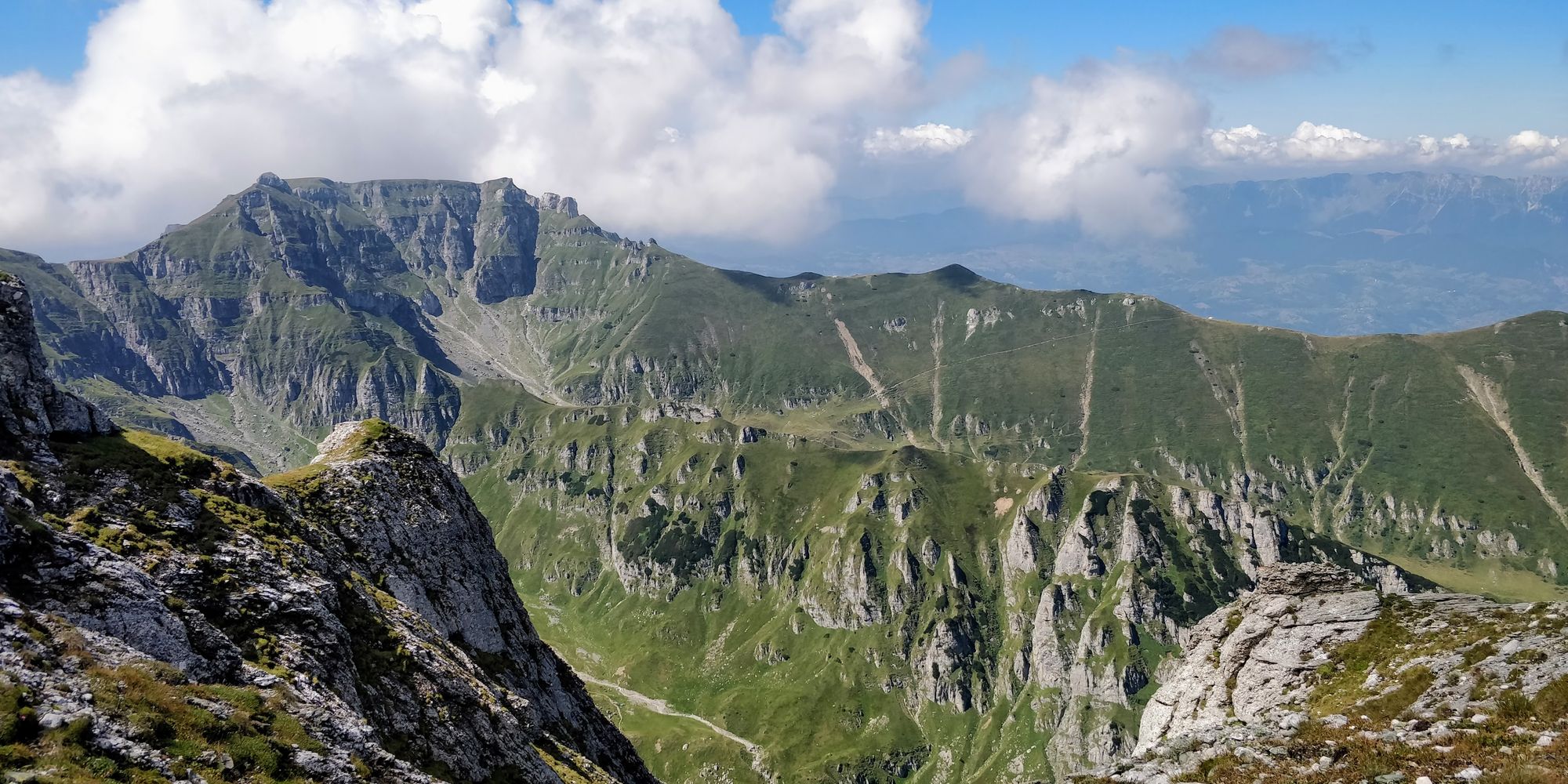 12 hours in Bucegi Mountains: Buhacu Meadow - Mălăiești Cabin - Goats' Ledge - Omu Peak - Țigănești Refuge - Mălăiești Cabin - Buhacu Meadow (Aug 2022)
