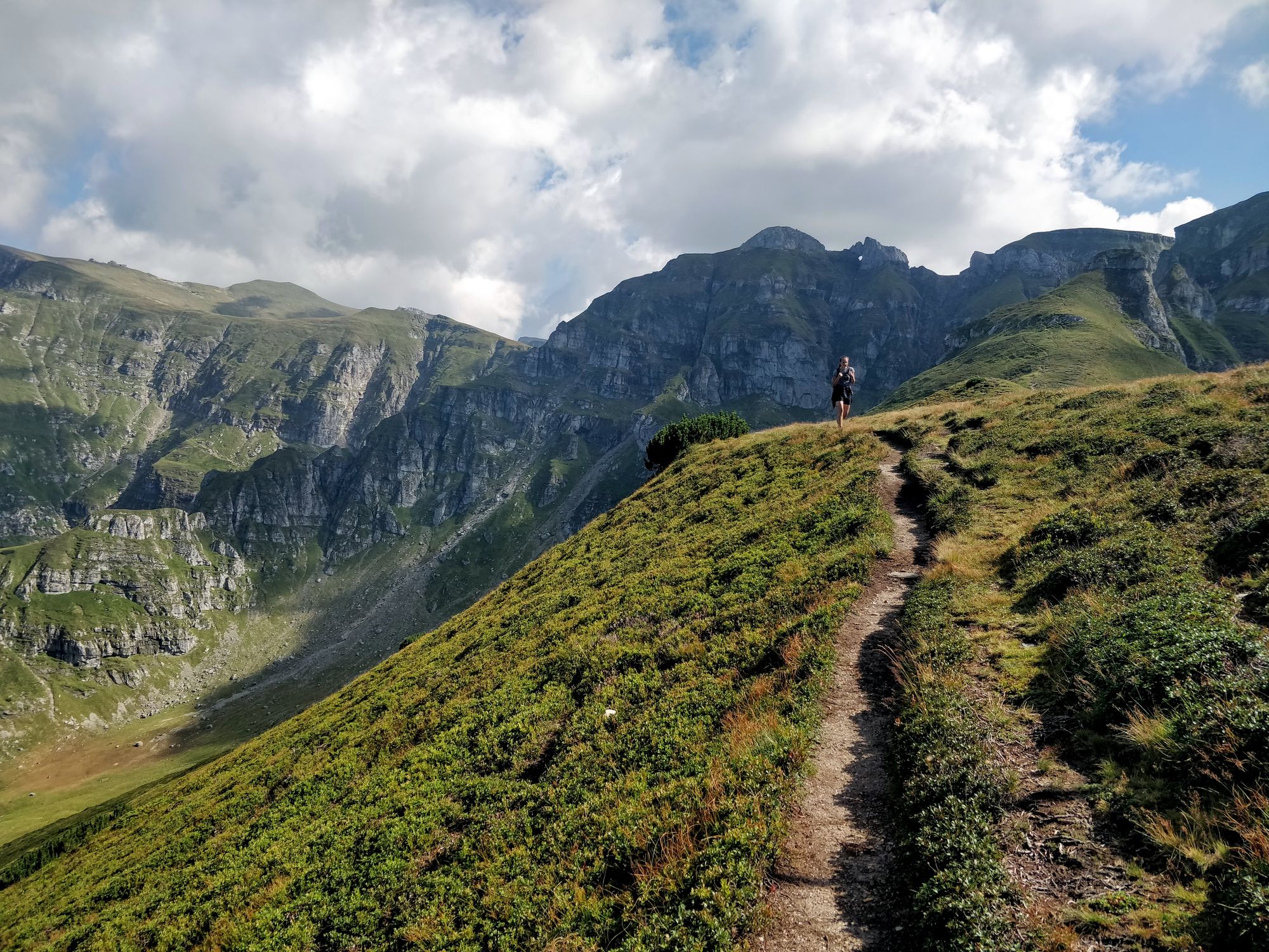 12 hours in Bucegi Mountains: Buhacu Meadow - Mălăiești Cabin - Goats' Ledge - Omu Peak - Țigănești Refuge - Mălăiești Cabin - Buhacu Meadow (Aug 2022)
